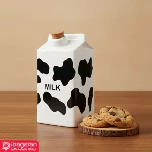 بطری شیر سرامیکی گابی کارولین مدل 249 طراحی جذاب و متفاوت طرح گاوی روی بدنه سفید سرامیکی، استایل این بطری را کاملاً خاص و چشمگیر کرده است. برخلاف ظروف معمولی، این مدل به‌قدری زیباست که می‌توانید آن را روی میز صبحانه، کانتر آشپزخانه یا حتی داخل ویترین قرار دهید و به فضای خانه حالت گرم و زنده بدهید. ابعاد 16 سانتی‌متری ارتفاع و 9 سانتی‌متر عرض، اندازه‌ای استاندارد و مناسب برای نگهداری شیر، دوغ، آب‌میوه، یا حتی سس‌های خانگی فراهم می‌کند. کیفیت ساخت عالی این بطری از سرامیک مرغوب و لعاب‌دار ساخته شده است. کیفیت بالای سرامیک باعث می‌شود دما را به خوبی حفظ کند و طعم مایعات داخل آن تغییر نکند. سطح صاف و صیقلی بدنه باعث می‌شود شستن آن بسیار ساده باشد؛ هیچ لکه‌ای روی آن نمیماند و دوام آن در استفاده روزمره کاملاً تضمین شده است. درب چوب‌پنبه‌ای محکم یکی از نقاط قوت این بطری، استفاده از یک درب چوب‌پنبه‌ای باکیفیت است. این درب به‌خوبی در دهانه بطری قرار می‌گیرد و از ورود هوا و آلودگی جلوگیری می‌کند. همین ویژگی باعث می‌شود نوشیدنی‌ها تازه‌تر بمانند و در محیط یخچال نیز هیچ بوی نامطبوعی منتقل نشود. کاربری راحت و کاربردهای متنوع با وجود ظاهر فانتزی، این بطری کاملاً کاربردی است. می‌توانید از آن برای موارد زیر استفاده کنید: • نگهداری شیر، دوغ یا نوشیدنی‌های خنک • سرو آب‌میوه در مهمانی‌ها • نگهداری آب برای کنار گاز • استفاده به‌عنوان بطری دکوری در آشپزخانه • نگهداری سس‌های خانگی یا چاشنی‌ها وزن متعادل و طراحی دسته‌دار روی دهانه نیز استفاده روزمره از آن را راحت‌تر کرده است. زیبایی روی میز و دکور آشپزخانه این بطری به‌قدری زیباست که هر جا قرار بگیرد، فضا را جذاب‌تر می‌کند. کنار ظروف سرامیکی سفید، ست‌های چوبی یا وسایل فانتزی، جلوه‌ای هماهنگ و دلنشین ایجاد می‌کند. اگر به چیدمان آشپزخانه اهمیت می‌دهید، این بطری می‌تواند یک عضو کوچک اما مؤثر در زیبایی دکور شما باشد. گزینه‌ای عالی برای هدیه طراحی بامزه و خاص، این بطری را به یک انتخاب مناسب برای هدیه تبدیل کرده است. برای خانه‌نو، جهیزیه، تولد یا حتی هدیه‌های کوچک روزمره، یک گزینه شیک، کاربردی و دوست‌داشتنی محسوب می‌شود. جمع‌بندی بطری شیر سرامیکی گابی کارولین مدل 249، ترکیبی جذاب از طراحی خاص، کیفیت بالا و کاربرد واقعی است. اگر دنبال یک بطری متفاوت هستید که هم ظاهر جذاب داشته باشد، هم استفاده روزانه از آن راحت و امن باشد، این مدل بدون شک یکی از بهترین انتخاب‌هاست. این محصول نه‌فقط یک بطری شیر، بلکه یک آیتم دکوراتیو زیباست که حضورش در آشپزخانه، فضای خانه را گرم‌تر و دلپذیرتر می‌کند.