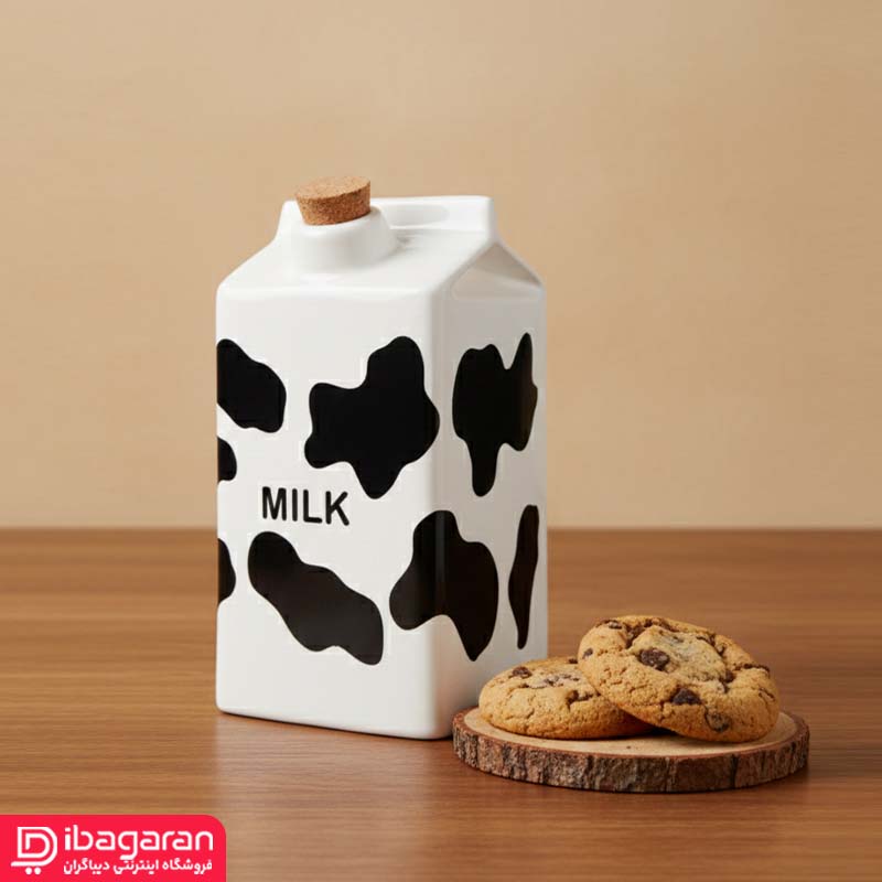 بطری شیر سرامیکی گابی کارولین مدل 249 بطری شیر سرامیکی گابی کارولین مدل 249 طراحی جذاب و متفاوت طرح گاوی روی بدنه سفید سرامیکی، استایل این بطری را کاملاً خاص و چشمگیر کرده است. برخلاف ظروف معمولی، این مدل بهقدری زیباست که میتوانید آن را روی میز صبحانه، کانتر آشپزخانه یا حتی داخل ویترین قرار دهید و به فضای خانه حالت گرم و زنده بدهید. ابعاد 16 سانتیمتری ارتفاع و 9 سانتیمتر عرض، اندازهای استاندارد و مناسب برای نگهداری شیر، دوغ، آبمیوه، یا حتی سسهای خانگی فراهم میکند. کیفیت ساخت عالی این بطری از سرامیک مرغوب و لعابدار ساخته شده است. کیفیت بالای سرامیک باعث میشود دما را به خوبی حفظ کند و طعم مایعات داخل آن تغییر نکند. سطح صاف و صیقلی بدنه باعث میشود شستن آن بسیار ساده باشد؛ هیچ لکهای روی آن نمیماند و دوام آن در استفاده روزمره کاملاً تضمین شده است. درب چوبپنبهای محکم یکی از نقاط قوت این بطری، استفاده از یک درب چوبپنبهای باکیفیت است. این درب بهخوبی در دهانه بطری قرار میگیرد و از ورود هوا و آلودگی جلوگیری میکند. همین ویژگی باعث میشود نوشیدنیها تازهتر بمانند و در محیط یخچال نیز هیچ بوی نامطبوعی منتقل نشود. کاربری راحت و کاربردهای متنوع با وجود ظاهر فانتزی، این بطری کاملاً کاربردی است. میتوانید از آن برای موارد زیر استفاده کنید: • نگهداری شیر، دوغ یا نوشیدنیهای خنک • سرو آبمیوه در مهمانیها • نگهداری آب برای کنار گاز • استفاده بهعنوان بطری دکوری در آشپزخانه • نگهداری سسهای خانگی یا چاشنیها وزن متعادل و طراحی دستهدار روی دهانه نیز استفاده روزمره از آن را راحتتر کرده است. زیبایی روی میز و دکور آشپزخانه این بطری بهقدری زیباست که هر جا قرار بگیرد، فضا را جذابتر میکند. کنار ظروف سرامیکی سفید، ستهای چوبی یا وسایل فانتزی، جلوهای هماهنگ و دلنشین ایجاد میکند. اگر به چیدمان آشپزخانه اهمیت میدهید، این بطری میتواند یک عضو کوچک اما مؤثر در زیبایی دکور شما باشد. گزینهای عالی برای هدیه طراحی بامزه و خاص، این بطری را به یک انتخاب مناسب برای هدیه تبدیل کرده است. برای خانهنو، جهیزیه، تولد یا حتی هدیههای کوچک روزمره، یک گزینه شیک، کاربردی و دوستداشتنی محسوب میشود. جمعبندی بطری شیر سرامیکی گابی کارولین مدل 249، ترکیبی جذاب از طراحی خاص، کیفیت بالا و کاربرد واقعی است. اگر دنبال یک بطری متفاوت هستید که هم ظاهر جذاب داشته باشد، هم استفاده روزانه از آن راحت و امن باشد، این مدل بدون شک یکی از بهترین انتخابهاست. این محصول نهفقط یک بطری شیر، بلکه یک آیتم دکوراتیو زیباست که حضورش در آشپزخانه، فضای خانه را گرمتر و دلپذیرتر میکند.