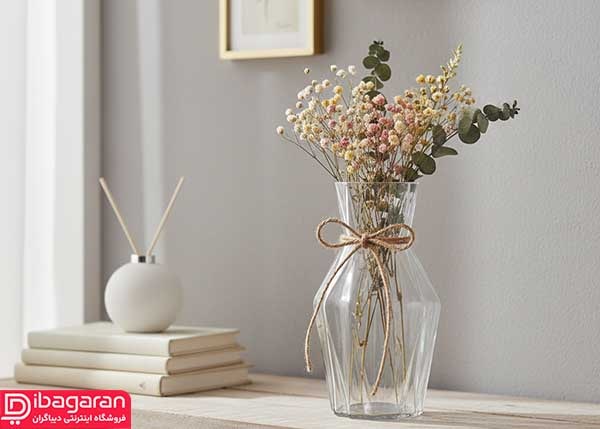 گلدان شیشه ای کژال روی میز پذیرایی