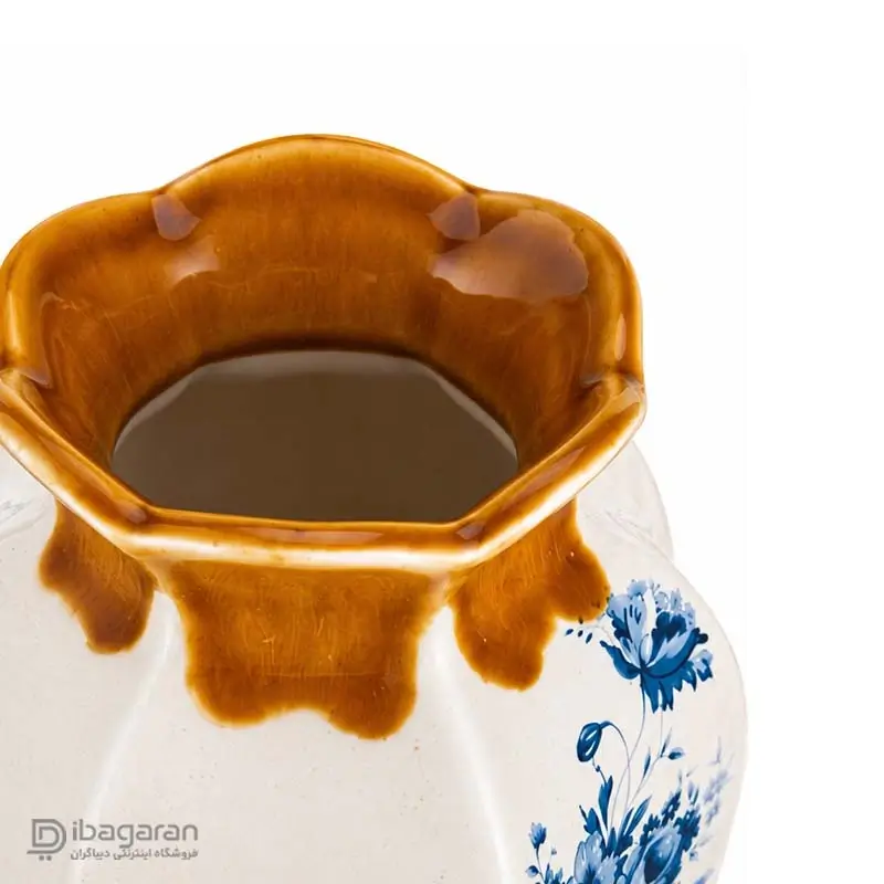 نمای طرح گل های آبی روی گلدان خمره ای سنگی